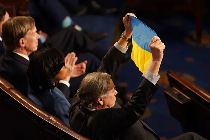 kongreye-damga-vuran-anlar-trumpi-protesto-etti-yaka-paca-disari-atildi-1741150065337.jpg Foto: AFP