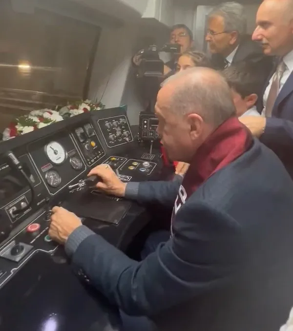 Başkan Erdoğan Gaziray’ın makinist koltuğuna geçti! Dillerde Beraber yürüdük biz bu yollarda şarkısıyla vatandaşları selamladı