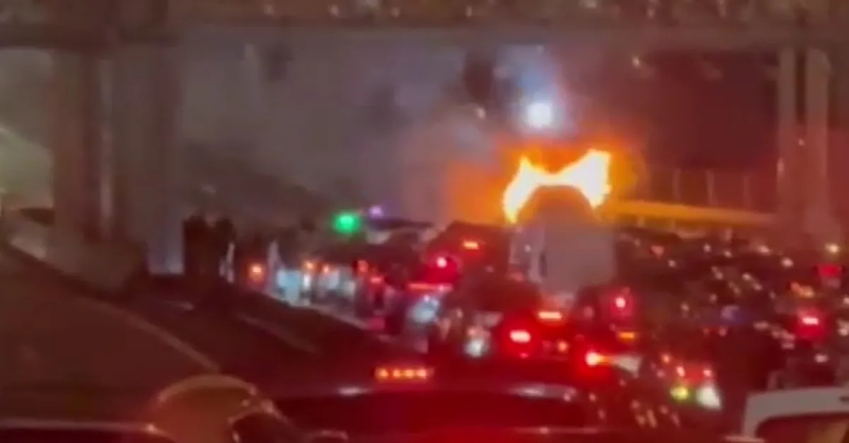 15 Temmuz Şehitler Köprüsü'nde araç yangını!