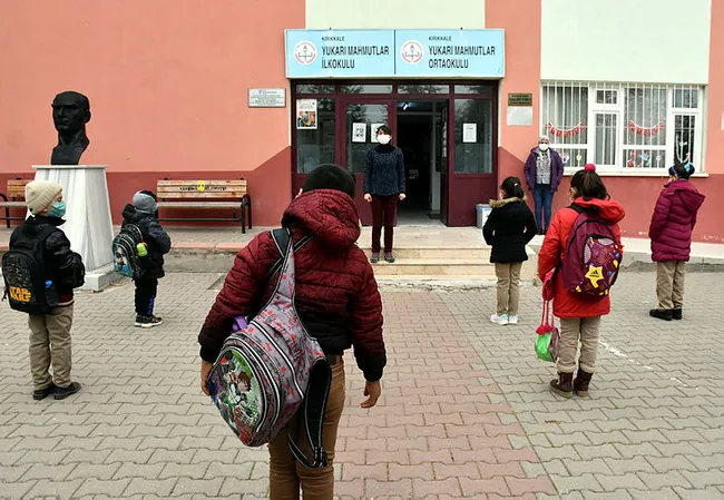 Son dakika: Yüz yüze eğitimde ders zili çaldı! Öğretmenler ne zaman aşı olacak?