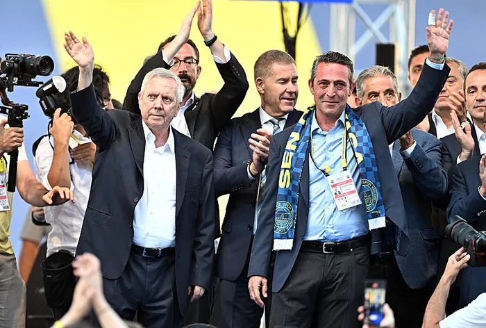Fenerbahçe’nin başkanı yeniden Ali Koç seçildi! El ele kürsüye çıktılar