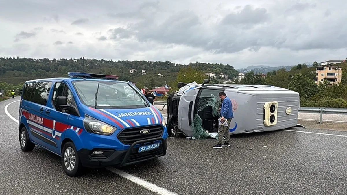 Ordu’da feci kaza! Hasta nakil aracı yan yattı: 1 yaralı