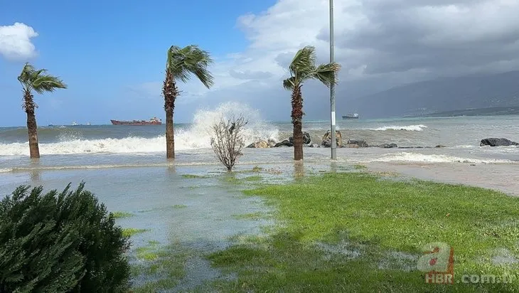 İskenderun’da lodos ve sağanak hayatı olumsuz etkiledi: Deniz taştı caddeler sular altında kaldı