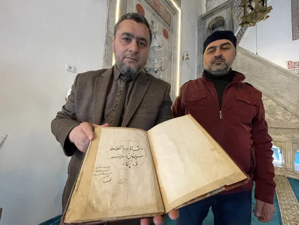 Tarihi caminin deposunda bulundu! 450 yıllık el yazması Kur'an-ı Kerim'de yazan not şaşkına çevirdi - 3
