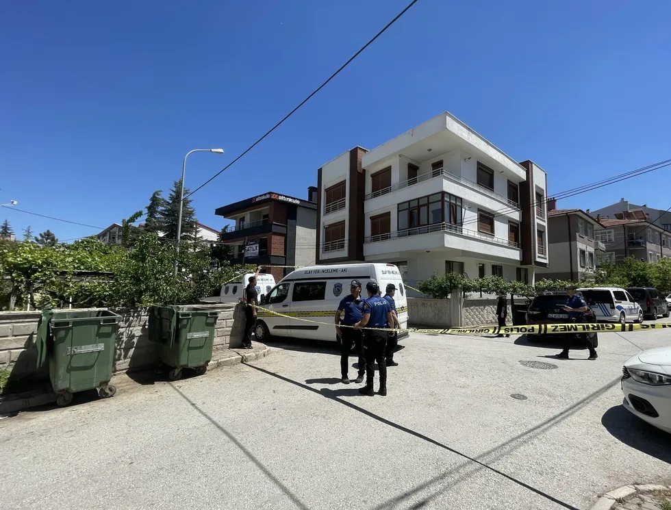Konya’da tartıştığı anne ve babasını bıçaklayarak öldürdü! Şüpheli oğul polis tarafından yakalandı - 2