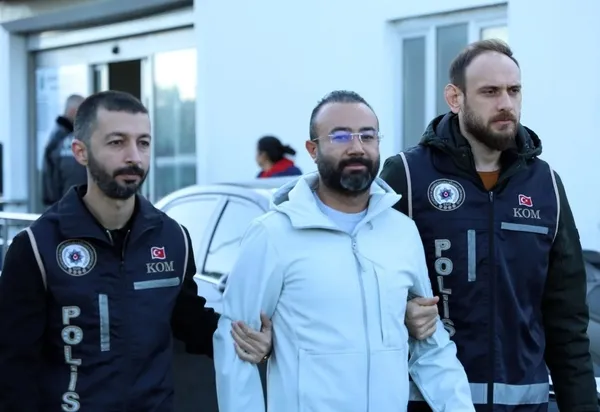 CHP’li Adana Büyükşehir Belediyesi’ndeki rüşvet operasyonunda yeni detay: Altınlar, cep telefonları ve lüks restoranlar