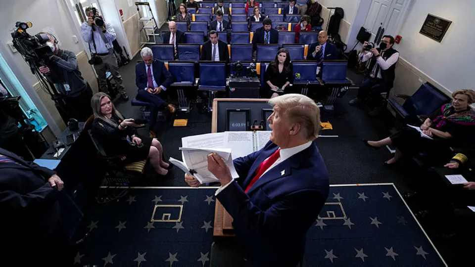 Donald Trump’tan CBS muhabirine sert corona virüs çıkışı: Sesini alçalt! | Video