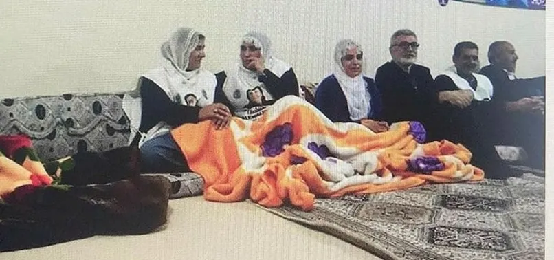 HDP'li vekiller Öcalan fotoğrafı altında birleşti