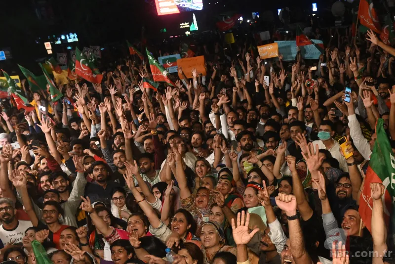 Imran Khan'ın destekçileri Pakistan'da sokağa döküldü! Muhalefete "ABD'nin hainleri" tepkisi 11