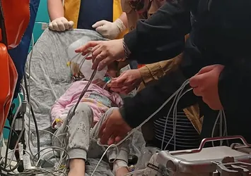 Ambulans uçak minik Alya için havalandı