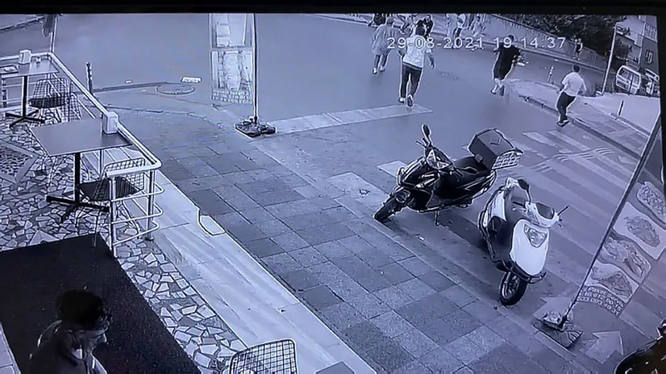 Annenin telaşı kamerada! Yola savrulan motosiklet bebek arabasına çarptı