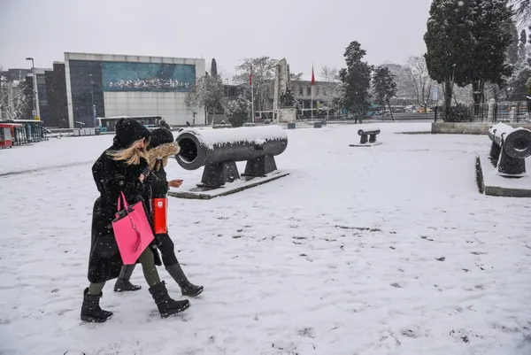 meteoroloji-acikladi-hazirliksiz-yakalanmayin-istanbula-kar-uyarisi-sicakliklar-eksilere-dusuyor-12-ocak-istanbul-ankara-izmir-hava-durumu-1641958570966.jpg Uyarılar peş peşe gelmişti! İstanbul'da kar yağışı başladı! Sıcaklıklar eksilere düşüyor | 12 Ocak İstanbul, Ankara, İzmir hava durumu - 12