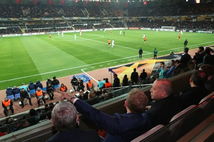 Başkan Erdoğan, Medipol Başakşehir-Roma maçını canlı izledi