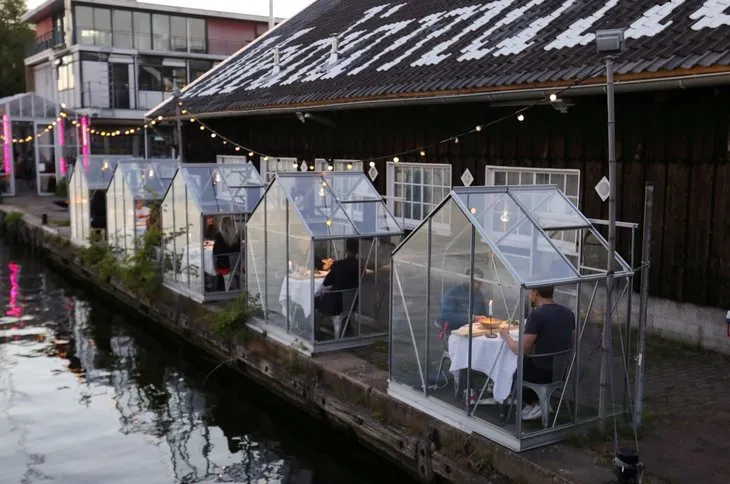 Hollanda'nın başkenti Amsterdam'da restoranlar ve kefeler için corona virüse karşı yeni model