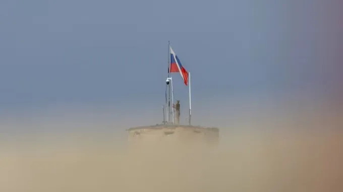 rusyadan-yeni-karar-suriyeden-libyaya-tasiniyor-1734613244022.jpg Suriye'deki Hımeymim Hava Üssü'nde bir su kulesinde bir Rus askeri (Reuters)