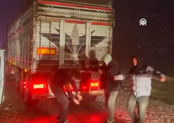 Kar yolları kapadı! Açılmasını oynayarak beklediler