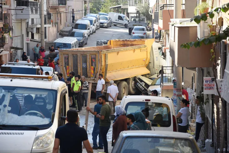 Kendiliğinden hareket eden kamyon 9 aracı sürükledi - 2