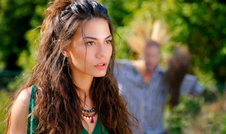 Dogdugun Ev Kaderindir In Zeynep I Demet Ozdemir Estetik Harikasi Cikti Eski Hali Sok Etti