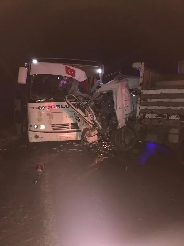 tekirdagda-isci-servisiyle-kamyonet-kafa-kafaya-carpisti-1-olu-20-yarali-1673386253023.jpg Tekirdağ’da büyük kaza! İşçi servisiyle kamyonet kafa kafaya geldi: 1 ölü 20 yaralı! - 6