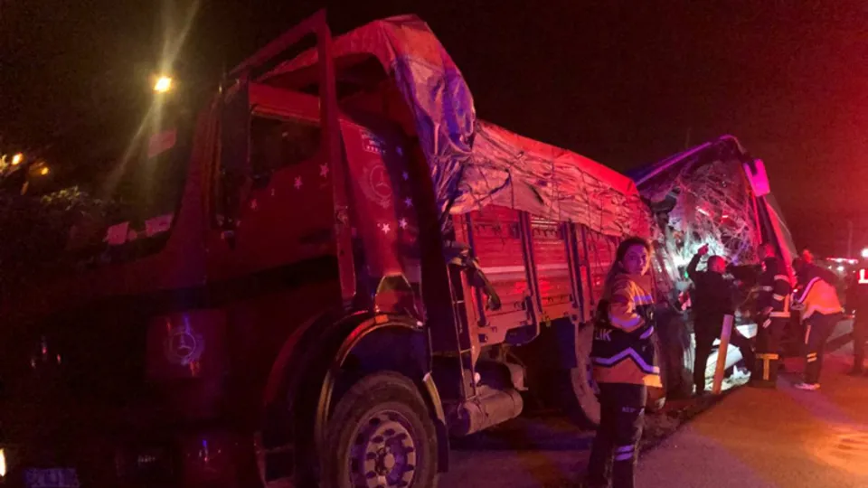 Amasya'da dehşet veren kaza! Yolcu otobüsü ve TIR çarpıştı