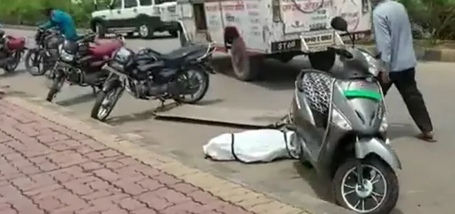 Korkunç anlar kamerada! Koronavirüsten ölen kişinin cesedi ambulanstan düştü