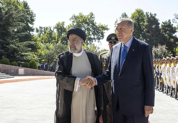 Başkan Erdoğan Tahran’da Çağrı Filmi müziği ile karşılandı