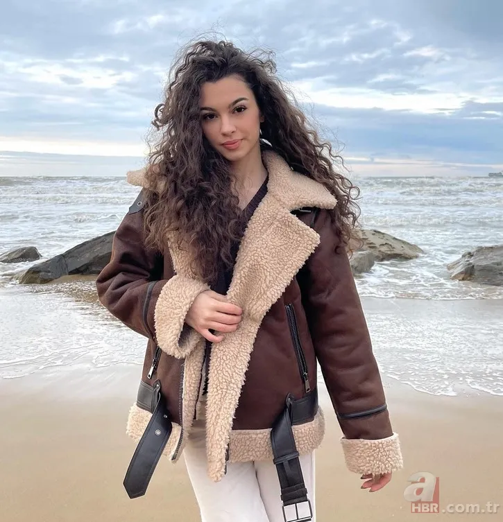 Bir Gece Masalı'nın yıldızı Su Burcu Yazgı Coşkun bakın kimin kızıymış! 12