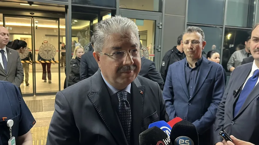 gunyuzu-kaymakaminin-araci-kaza-yapti-1-olu-2-yarali-1775593642460.jpg Eskişehir Valisi Erdinç Yılmaz, kazanın ardından Kaymakam Kurt ile şoförünün getirildiği Şehir Hastanesi'ne giderek yaralılar ve kazayla ilgili bilgi aldı (DHA)