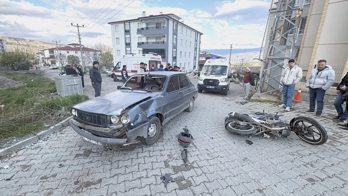 Kavşakta feci çarpışma! Motosiklet ve otomobil çarpıştı: 3 yaralı