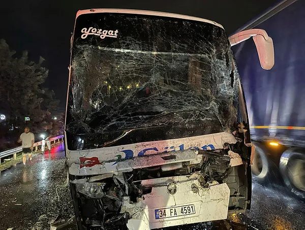 1661371661880.jpg Sakarya'da yolcu otobüsü kazası! TIR'a arkadan çarptı! Çok sayıda yaralı var - 2