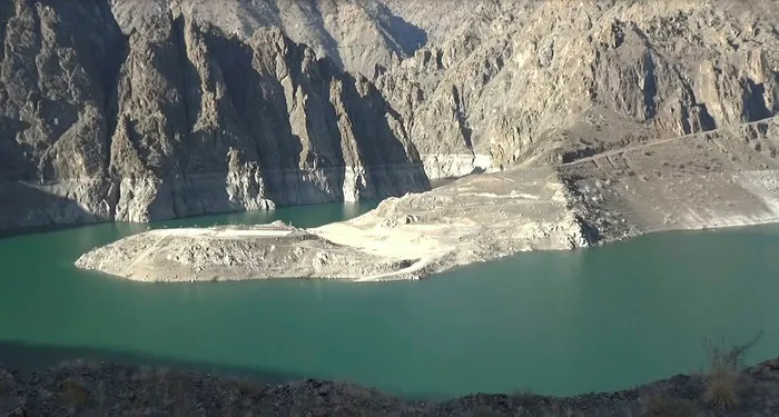 Artvin'deki Deriner Barajı'nın suları çekildi! Köy ortaya çıktı - 5