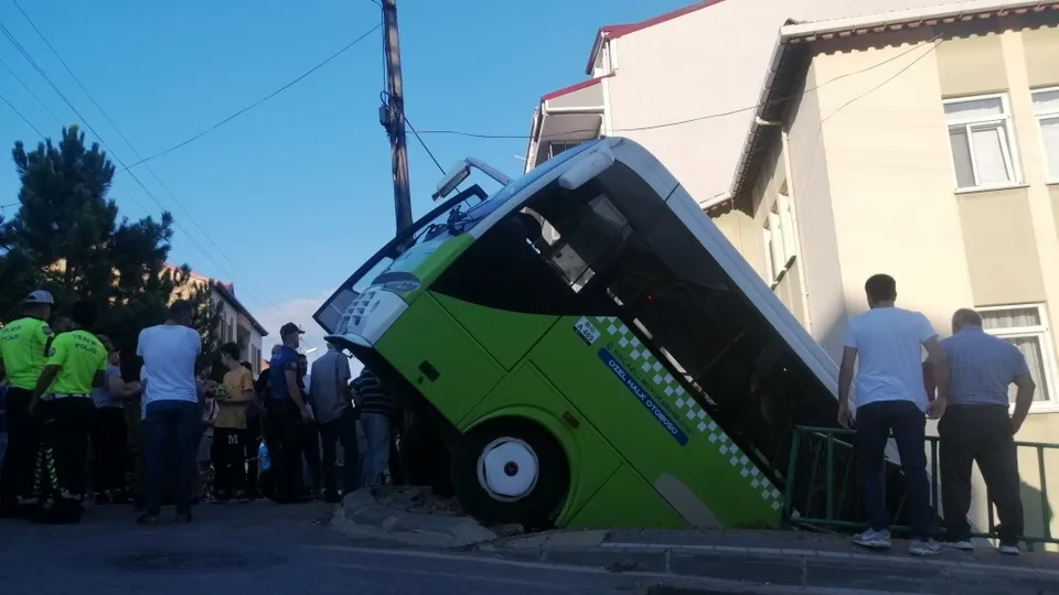 Kocaeli'de yolcu dolu otobüs böyle uçtu! Ortalık savaş alanına döndü