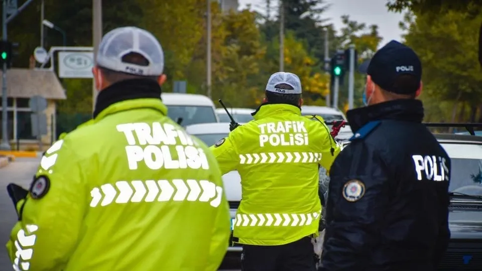 İçişleri Bakanlığı duyurdu! Emniyet ve jandarmadan eş zamanlı uygulama: 135 okul servisi trafikten men edildi