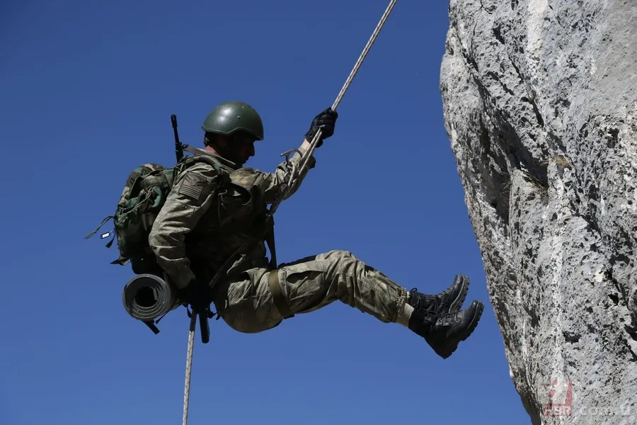 Isparta Eğirdir Dağ Komando Okulu ve Eğitim Merkezi Komutanlığı'nda zorlu eğitim 14