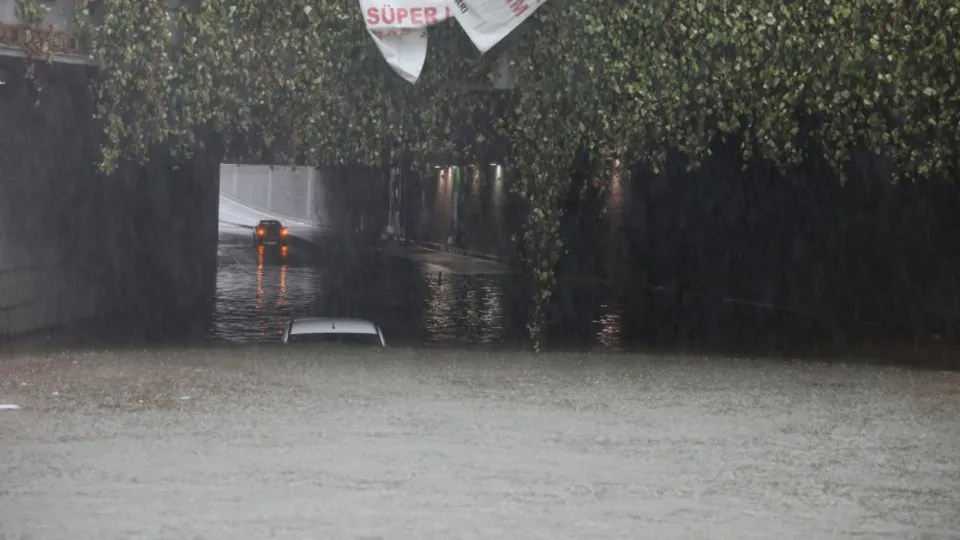 Karadeniz'de sel felaketi! 4 kişi alt geçitten yüzerek kurtuldu