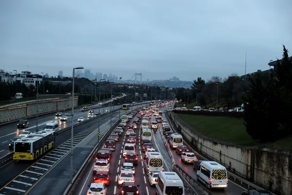 son-dakika-kisitlamalarin-ardindan-istanbulda-trafik-yogunlugu-yuzde-60i-gecti-1616391681561.jpg Son dakika: Kısıtlamaların ardından İstanbul'da trafik yoğunluğu: Yüzde 60'ı geçti - 1