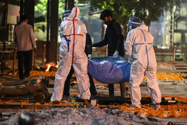 Dünyada kaydedilen en yüksek günlük vaka! Hindistan’da bilanço ağırlaşıyor