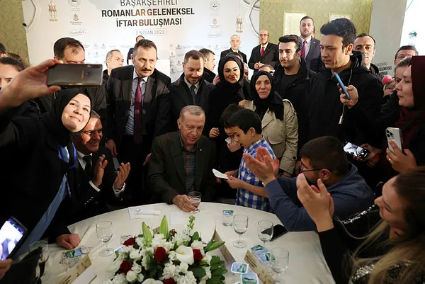 romanlar-ile-iftar-bulusmasinda-baskan-erdogandan-kritik-aciklamalar-basari-hanemize-yeni-yildizlar-ekleyecegi-1680980569614.jpg Romanlar ile İftar Buluşması’nda Başkan Erdoğan’dan kritik açıklamalar: Başarı hanemize yeni yıldızlar ekleyeceğiz - 7