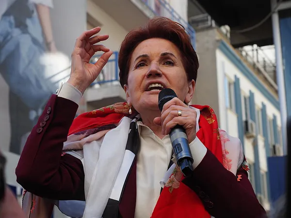 1711198549411.jpg Özgür Özel'in memleketi Manisa'daki miting programında büyük boşluklar! Akşener bıktım demesine rağmen yine İYİ Parti seçmenine yanladı... - 6