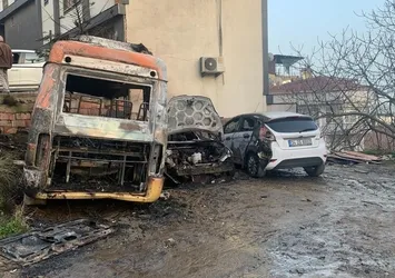 Beyoğlu'nda park halindeki 3 araç yandı