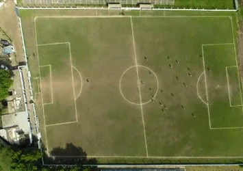 30 yıldır yamuk sahada oynadılar