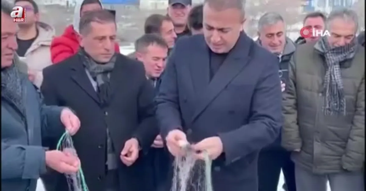 Donan göl üzerinde resim sergisi açıldı