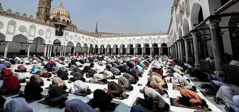 Misir Da 5 Ay Aradan Sonra Ilk Cuma Namazi A Haber Son Dakika Dunya Haberleri