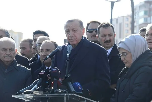 İşte 7,6 şiddetindeki depremin yeni görüntüsü! Bina tuzla buz oluyor