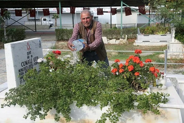antalya-manavgatta-sehit-cumali-gurun-mezarinin-bayrak-diregini-caldilar-1637380167124.jpeg Antalya Manavgat'ta şehit Cumali Gür'ün mezarının bayrak direğini çaldılar - 3