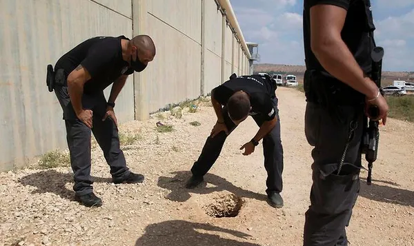 6 Filistinli İsrail hapishanesinden tünel kazarak kaçtı! İsrail şokta Filistin'de kutlama var - 6