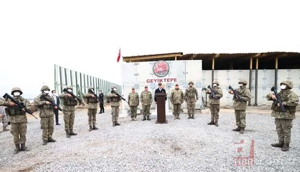Milli Savunma Bakanı Hulusi Akar komutanlarla sınırın sıfır noktasından Pençe Kilit Operasyonu’nu takip etti: Hudut hattını kilitleyeceğiz