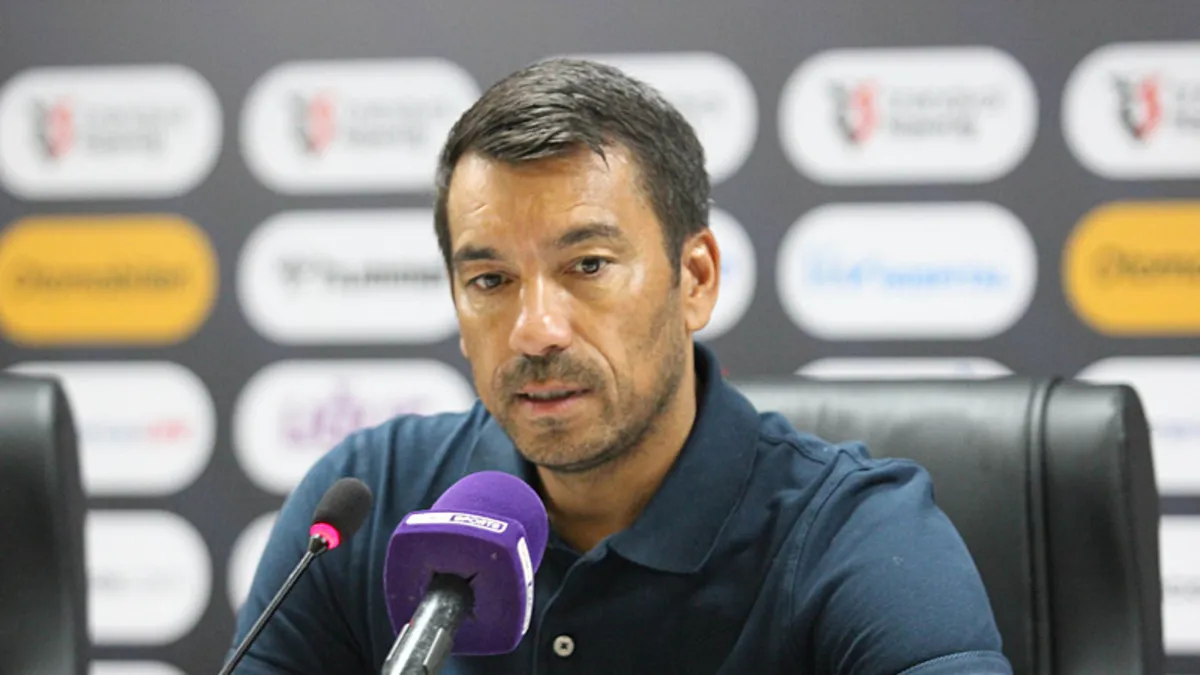 Van Bronckhorst'tan maç sonu açıklamaları: İstanbul'a galibiyetle döndüğümüz için mutluyuz