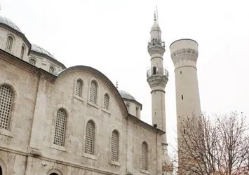 Minareyi çalıp otopark yaptılar!
