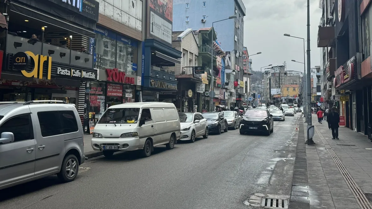 Gazipaşa Caddesi'nde hatalı parklara sürücüler isyan etti